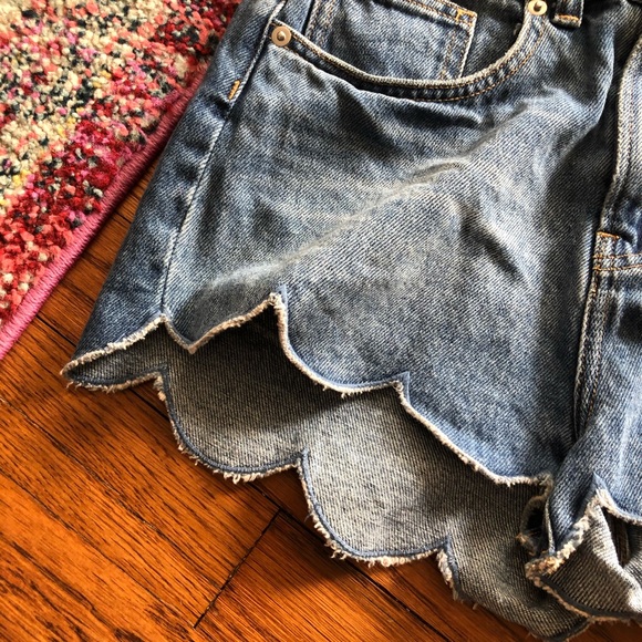 H&M scalloped hem jean shorts size 4 - Picture 4 of 9